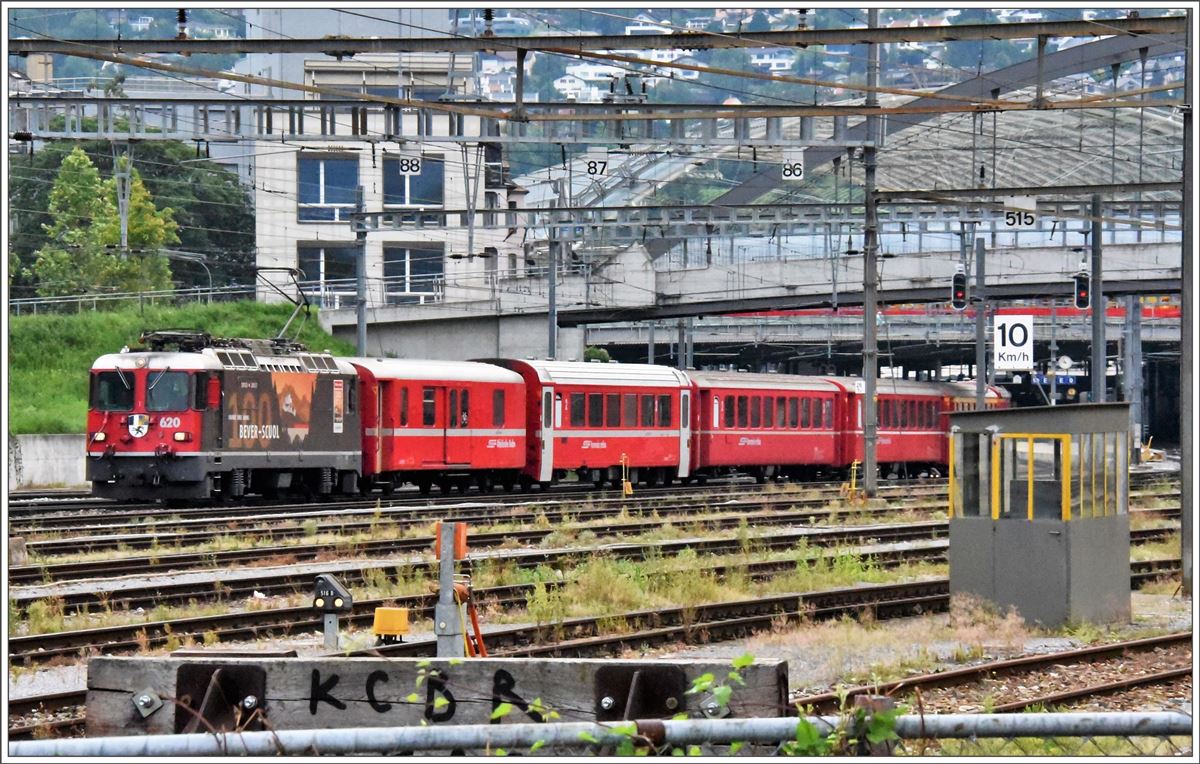 RE1725 mit Ge 4/4 II 620  Zernez  fährt in Chur ab nach Disentis. (15.09.2016)