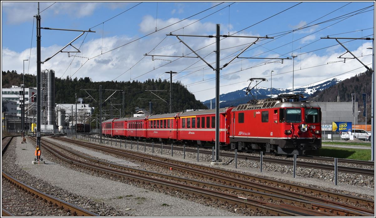 RE1728 aus Disentis mit Ge 4/4 II 613  Domat/Ems  bei Ems Werk. (10.04.2018)