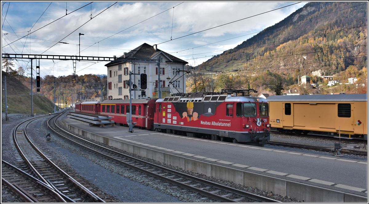 RE1728 aus Disentis mit der Ge 4/4 II 629  Tiefencastel  in Reichenau-Tamins. (21.11.2019)