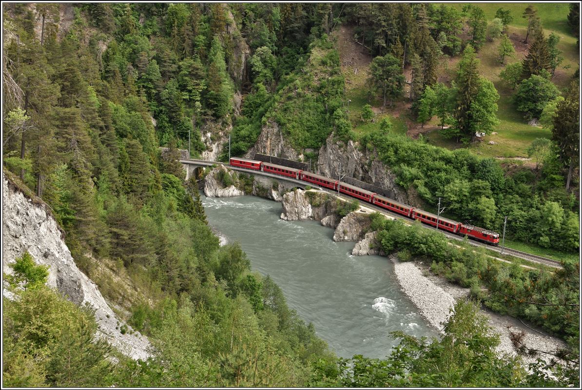 RE1728 mit der Ge 4/4 II 628  S-chanf  unterhalb der Ruine Wackenau bei Trin. (12.05.2018)