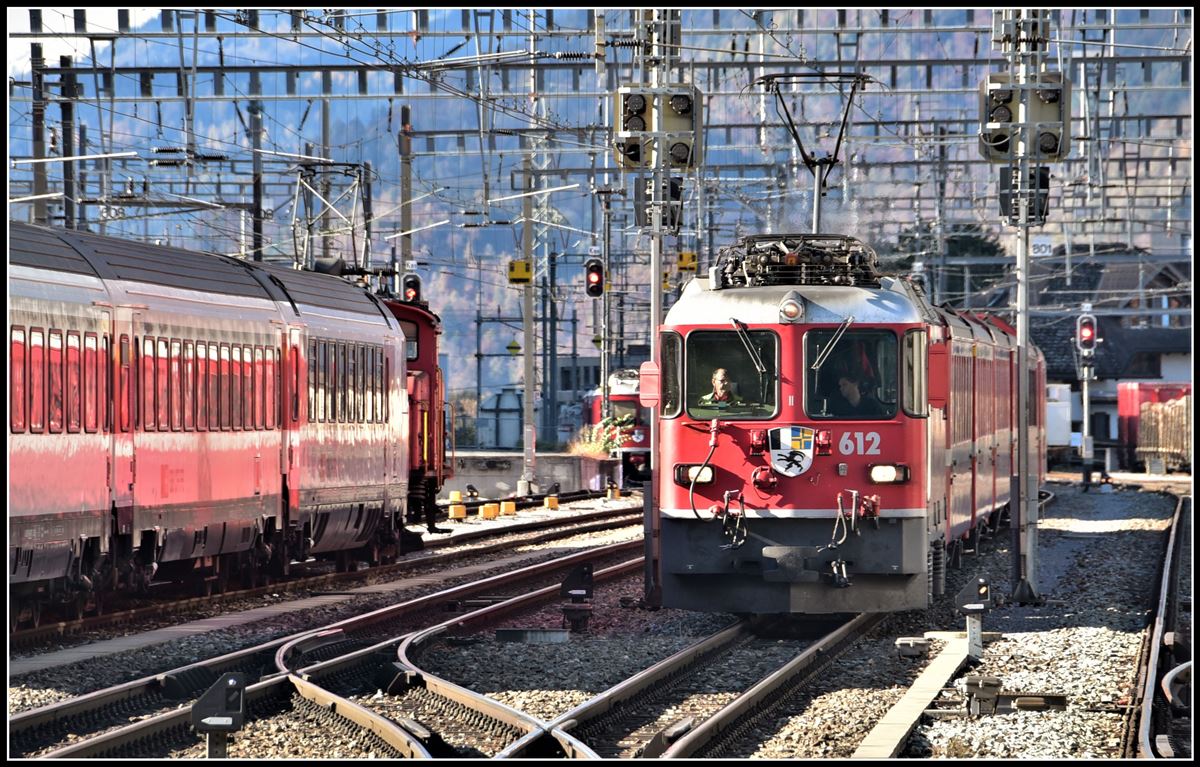 RE1728 mit der Ge 4/4 II 612  Thusis  fährt in Chur ein. (10.11.2018)