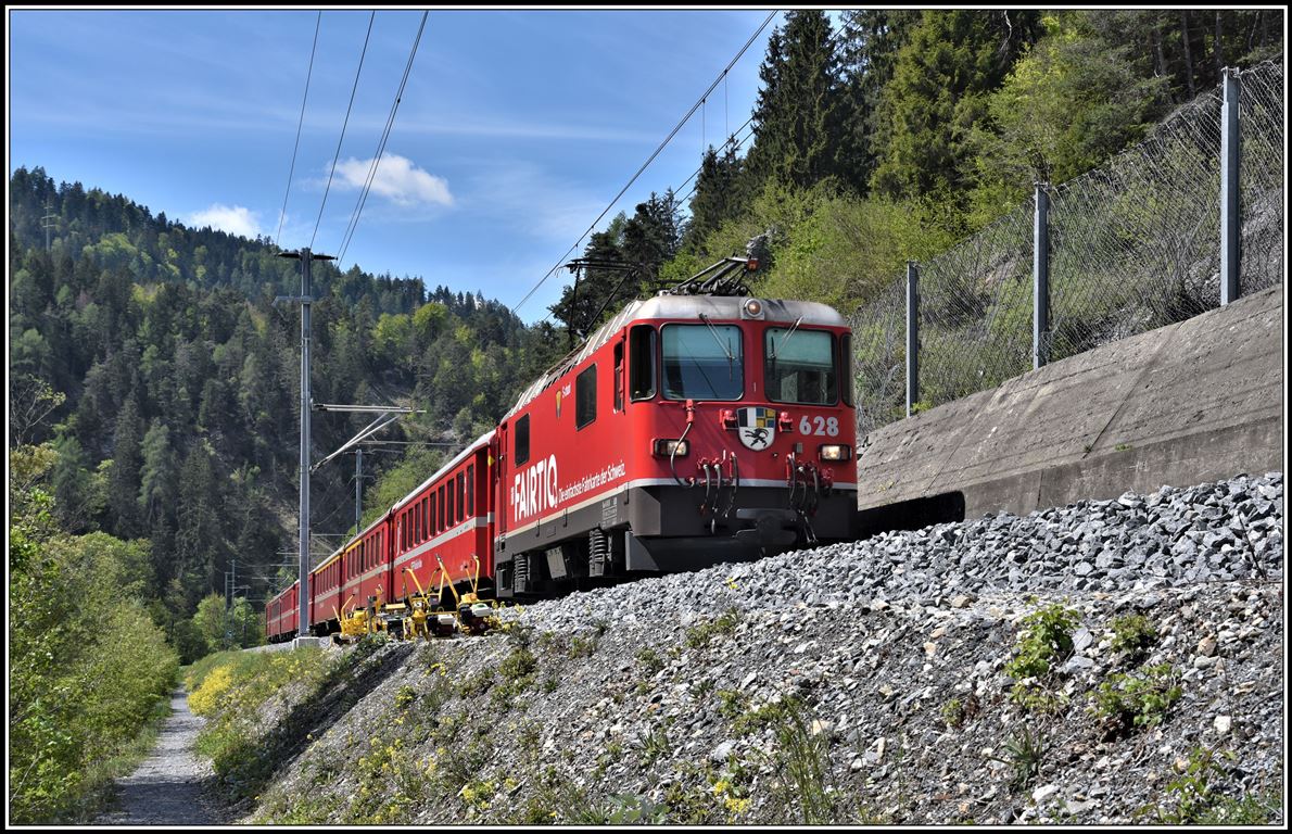 RE1728 mit Ge 4/4 II 628  S-chanf  bei Trin. (14.05.2019)