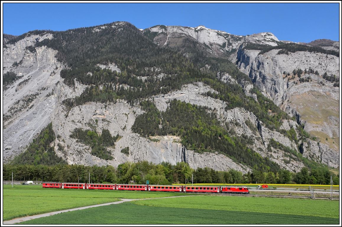 RE1728 mit Ge 4/4 II 625  Küblis  vor dem Calanda Massiv bei Felsberg. (23.04.2020)