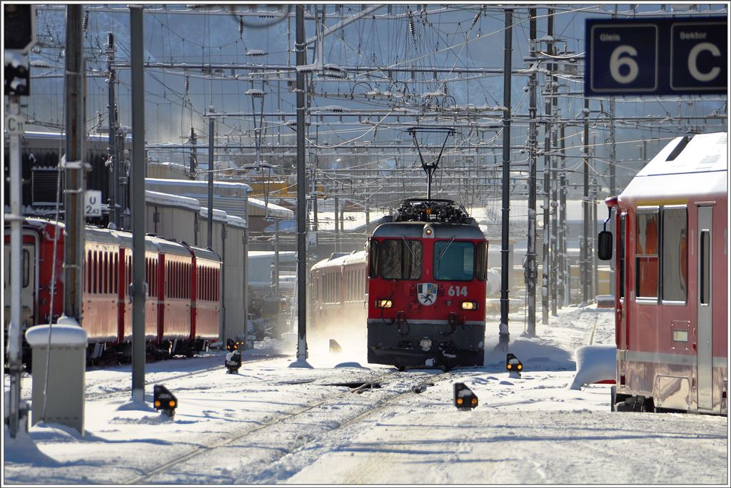 RE1728 mit Ge 4/4 II 614  Schiers  fährt in Landquart ein. (18.01.2016)