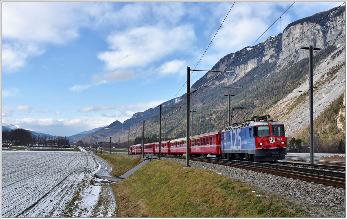 RE1728 mit Ge 4/4 II 623  Bonaduz  zwischen Felsberg und Chur West. (20.12.2016)