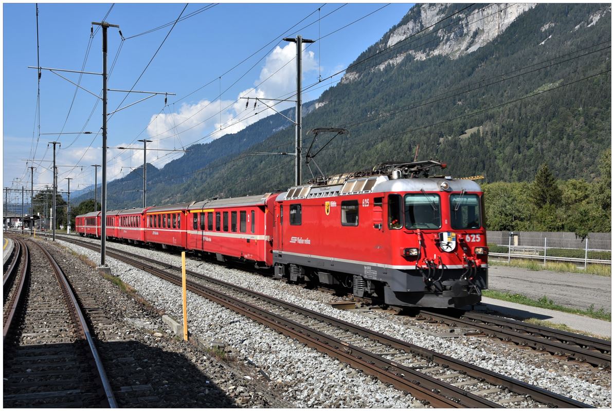 RE1728 nach Chur und Scuol/Tarasp mit Ge 4/4 II 625  Küblis  in Felsberg. (06.09.2018)