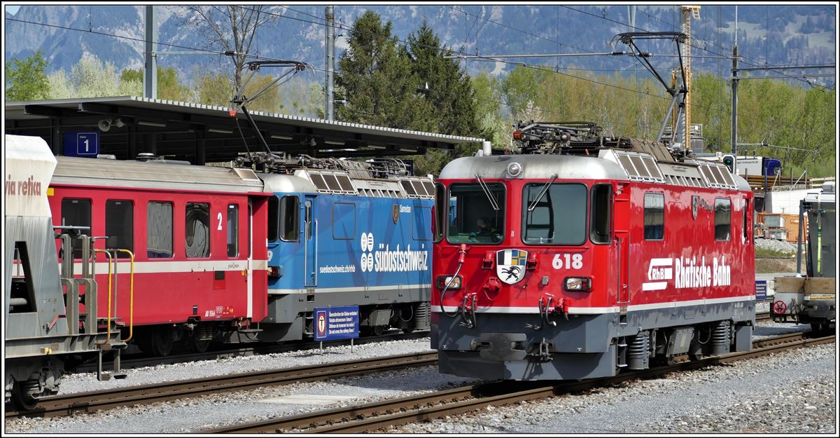 RE1728 nach Scuol-Tarasp mit Ge 4/4 II 619  Samedan  und 5737 Ge 4/4 II 618  Bergün/Bravuogn  holt Last für Ilanz in Untervaz-Trimmis. (16.04.2020)