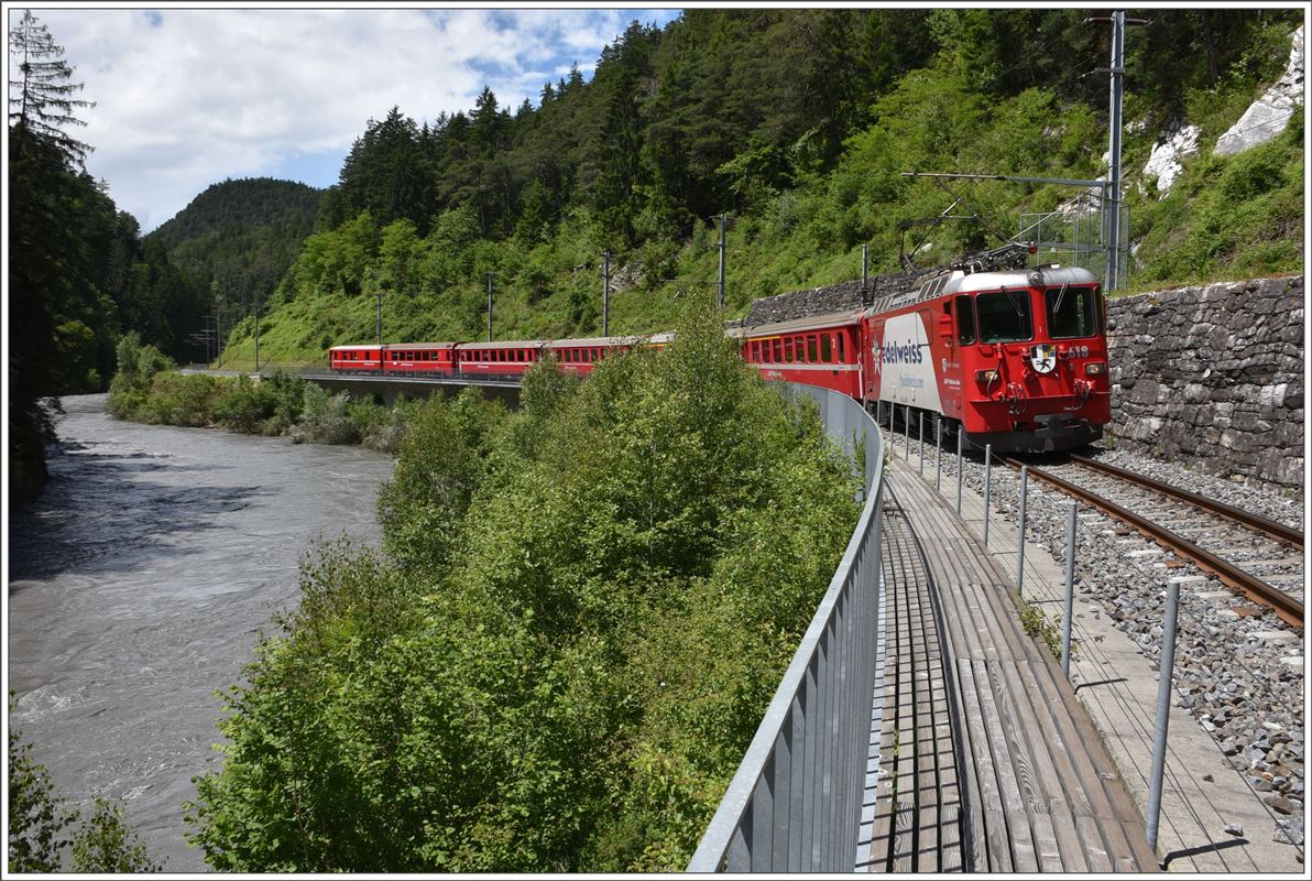 RE1732 mit der Edelweisslok Ge 4/4 II 618  Bergün/Bravuogn  zwischen Trin und Reichenau. (17.06.2016)