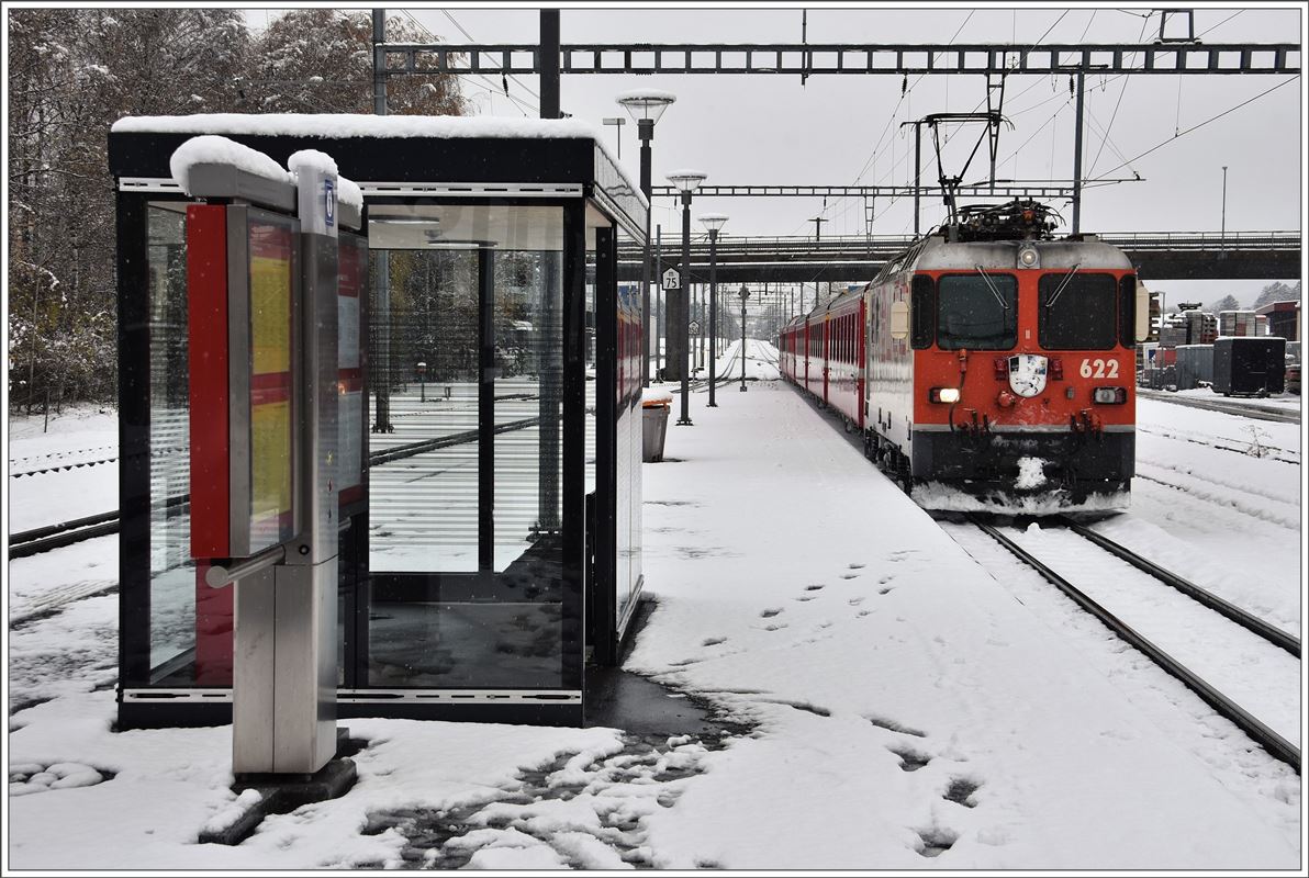RE1732 mit der Ge 4/4 II 622  Arosa  am neuen Mittelperron in Felsberg. Der neue Unterstand ist im Vergleich zur alten Wartehalle mickrig ausgefallen, steht neu im Freien und ist ein Zugloch mit zwei schräg gegenüberliegenden Öffnungen. Die Glashütte dient höchstens als Schutz für den Billettautomaten, aber bestimmt nicht für wartende und frierende Reisenden. (19.11.2017)
