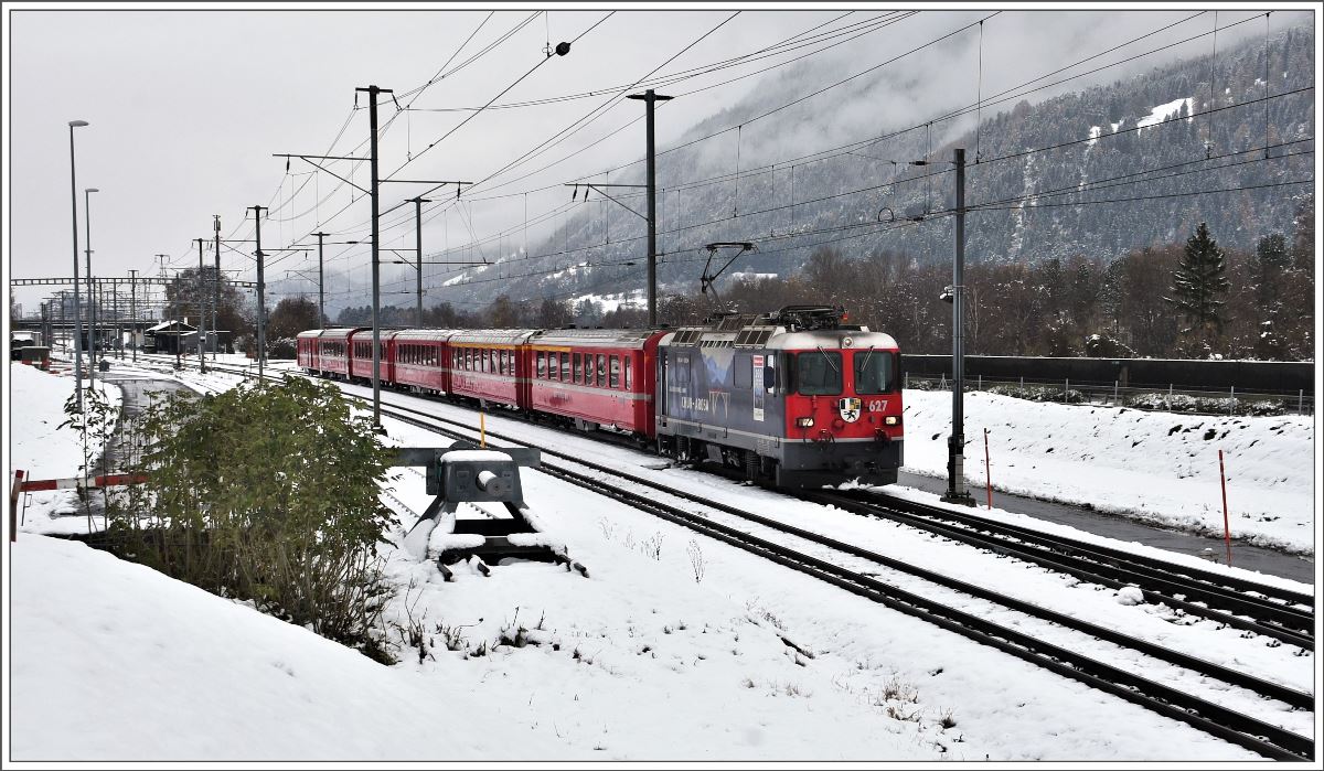 RE1732 mit Ge 4/4 II 627  Reichenau-Tamins  bei Felsberg. (19.11.2017)