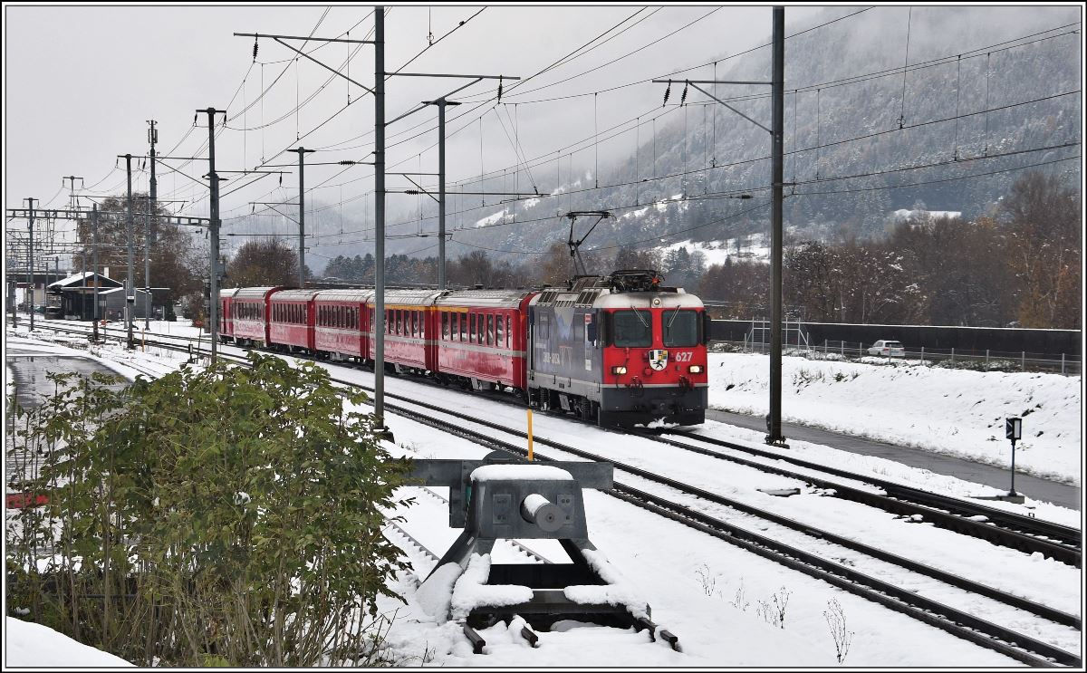 RE1732 mit Ge 4/4 II 627  Reichenau-Tamins  in Felsberg. (19.11.2017)