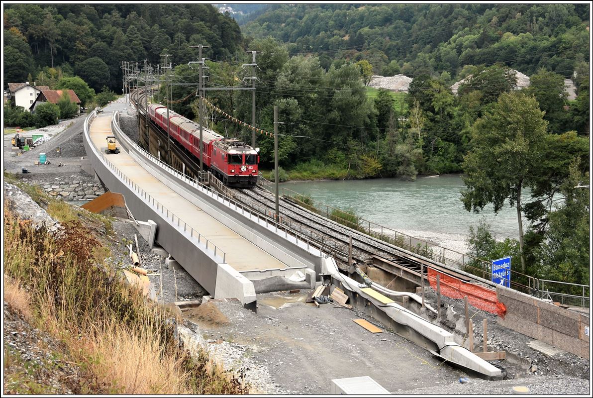 RE1732 mit Ge 4/4 II 613  Domat/Ems  auf der Hinterrheinbrücke bei Reichenau-Tamins. Daneben befindet sich die neue Brücke für die Doppelspur bis zur Verzweigung der Albula- und Oberländerlinie. (21.07.2018)