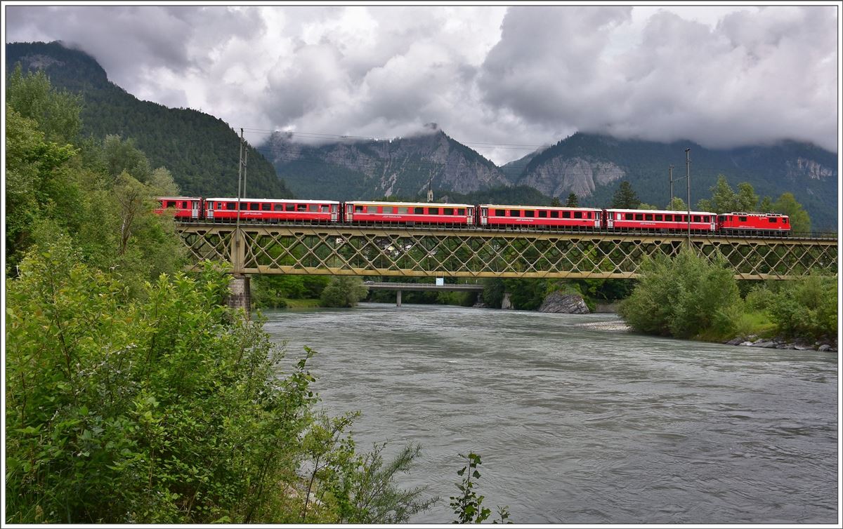 RE1732 mit Ge 4/4 II 613  Domat/Ems  auf der Hinterrheinbrücke bei Domat/Ems. (14.06.2016)