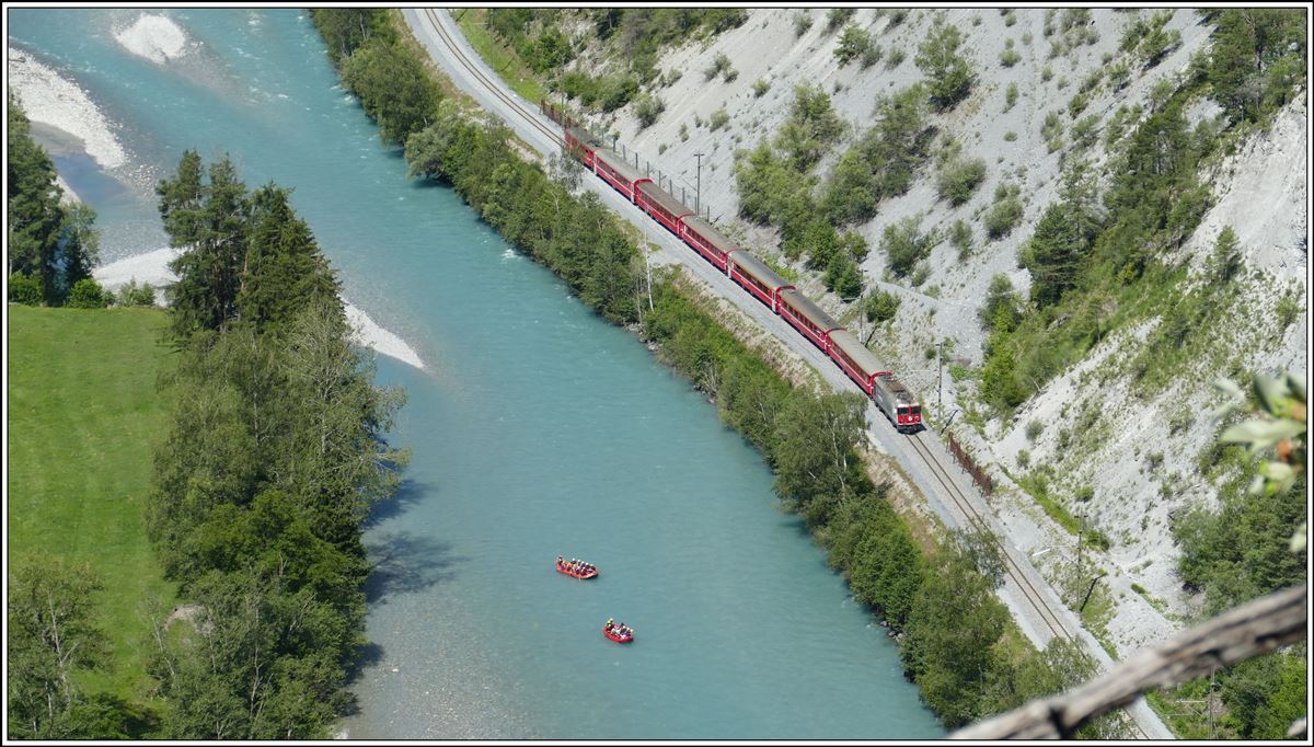 RE1732 nach Scuol-Tarasp mit der Ge 4/4 II 616   Filisur  überholt zwischen Versam-Safien und Trin zwei Schlauchboote auf dem Vorderrhein. (05.07.2020)