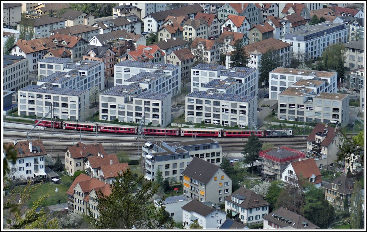 RE1732 nach Scuol-Tarasp mit der Kohlenlok Ge 4/4 II 616  Filisur  verlässt Chur. (12.04.2020)