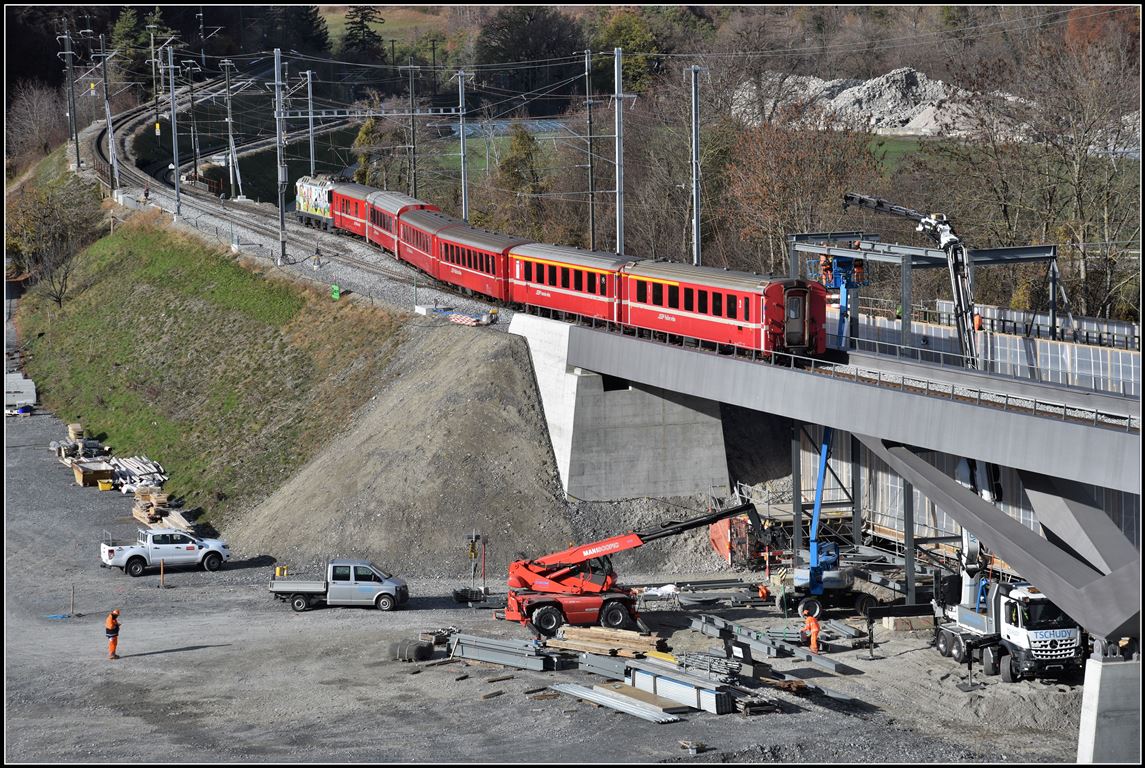 RE1733 mit der Ge 4/4 II 611  Landquart  benützt die provisorische Weichenverbindung Richtung Oberland. (21.11.2018)