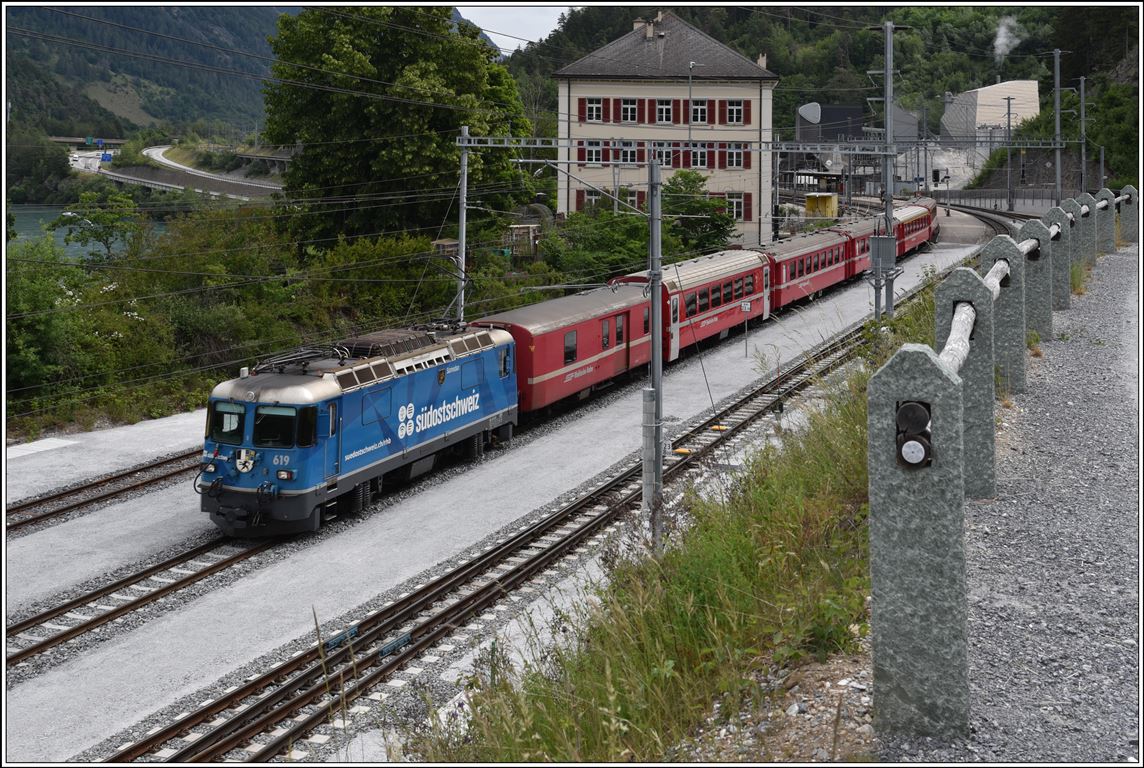 RE1733 mit Ge 4/4 II 619  Samedan  nach Disentis in Reichenau-Tamins. (04.06.2020)