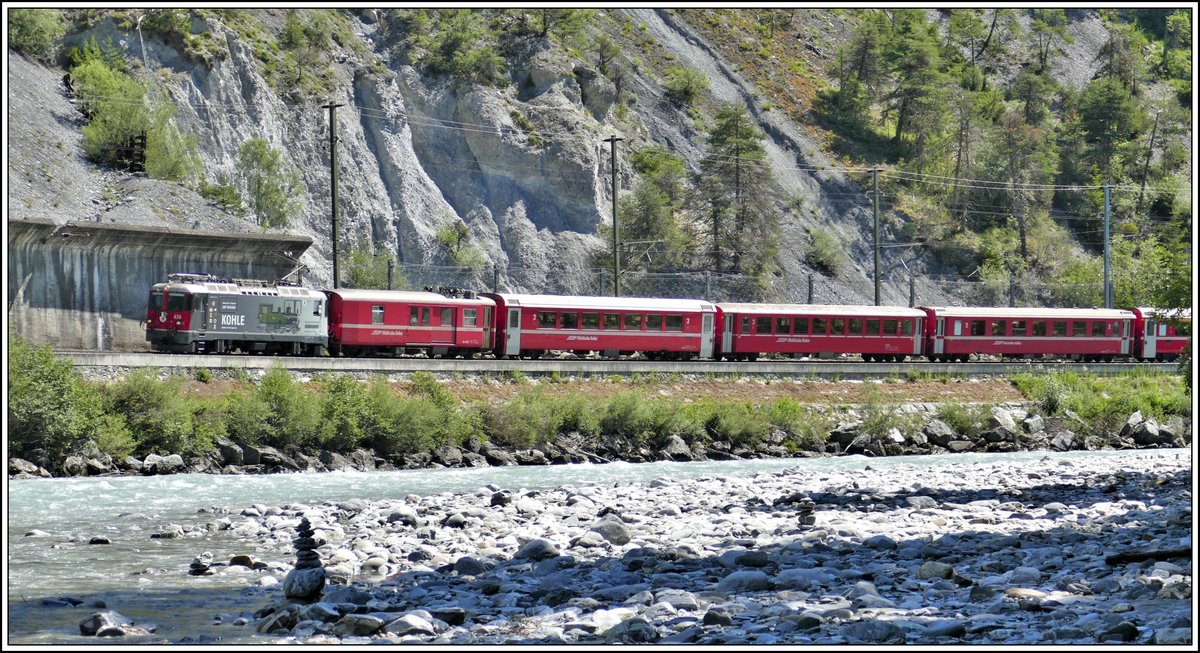 RE1733 nach Disentis mit Ge 4/4 II 616  Filisur  am Vorderrhein in Trin. (30.06.2020)