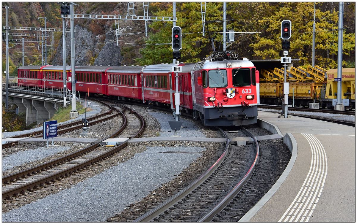 RE1733 nach Disentis/Mustér mit der Ge 4/4 II 633  Zuoz  fährt in Reichenau-Tamins ein. (04.11.2018)