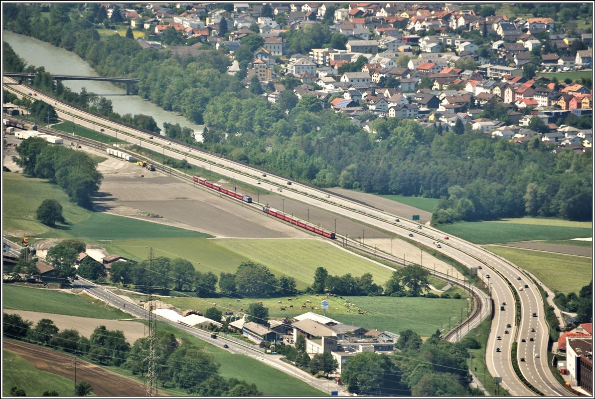 RE1736 aus Disentis mit Ge 4/4 II 623  Bonaduz  begegnet zwischen Felsberg und Chur West dem RE1741 nach Disentis mit der Ge 4/4 II 627  Reichenau-Tamins . (06.05.2018)