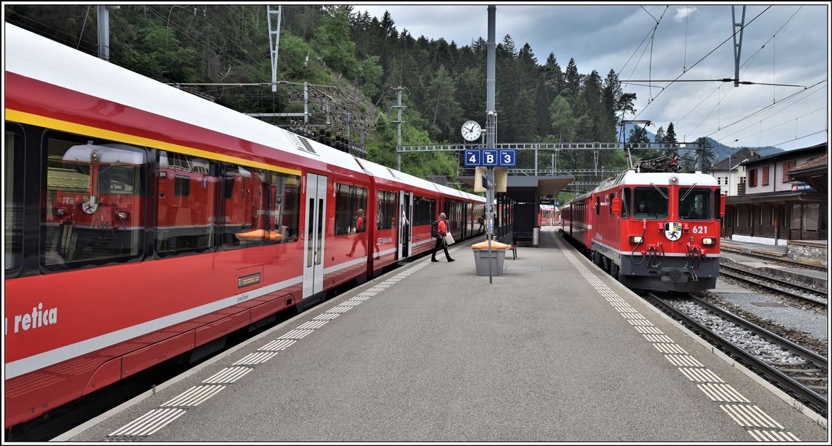 RE1736 aus Disentis mit Ge 4/4 II 621  Felsberg  überholt leicht verspätet den IR1136 aus St.Moritz. (04.06.2020)