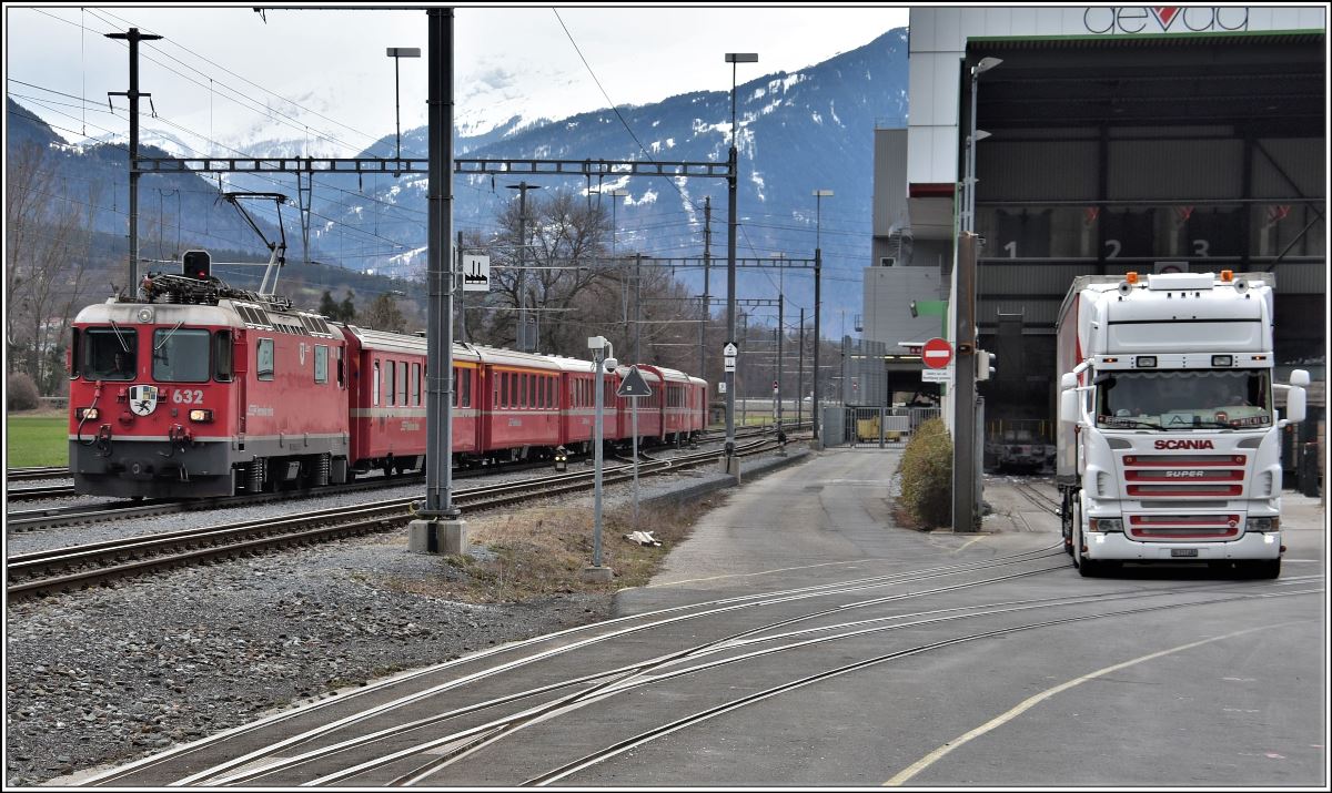 RE1736 mit Ge 4/4 II 632  Zizers  in Untervaz-Trimmis. Im Vordergrund führen zwei Dreischienengeleise auf das Gelände der A&M Recycling Firma. (15.03.2018)