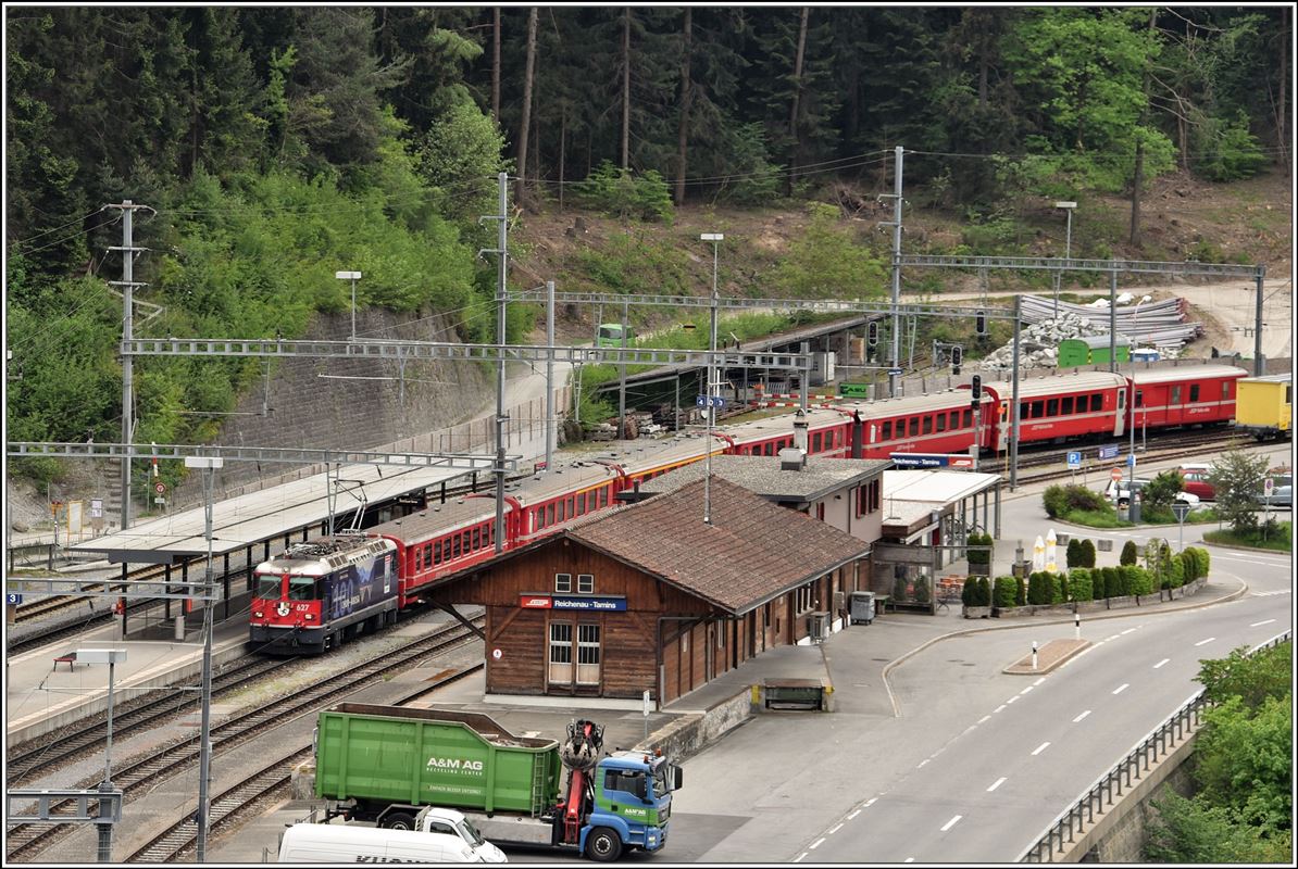RE1736 mit Ge 4/4 II 627  Reichenau-Tamins  im selbigen Bahnhof. (02.05.2018)