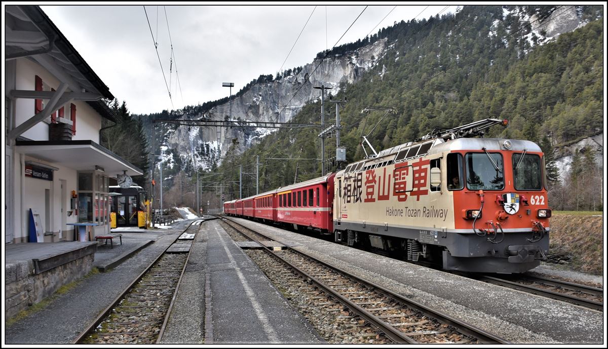 RE1736 mit Ge 4/4 II 622  Arosa  auf dem Weg nach Scuol/Tarasp in Versam-Safien. (11.03.2020)