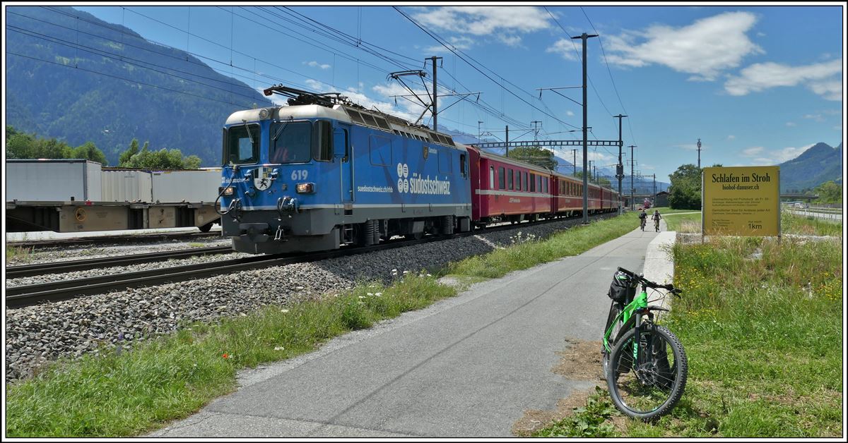RE1736 nach Scuol-Tarasp mit der Ge 4/4 II 619  Samedan  fährt durch Felsberg. (05.07.2020)