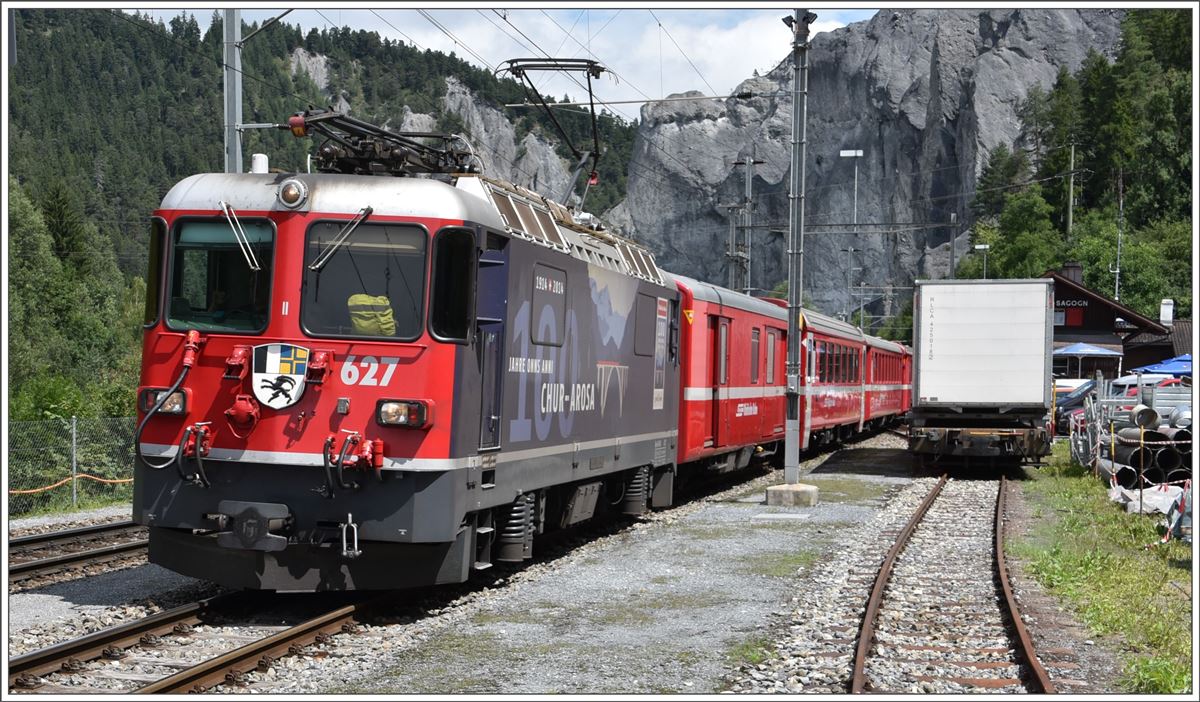 RE1737 mit Ge 4/4 II 627  Reichenau-Tamins  in Valendas-Sagogn. (09.08.2017)