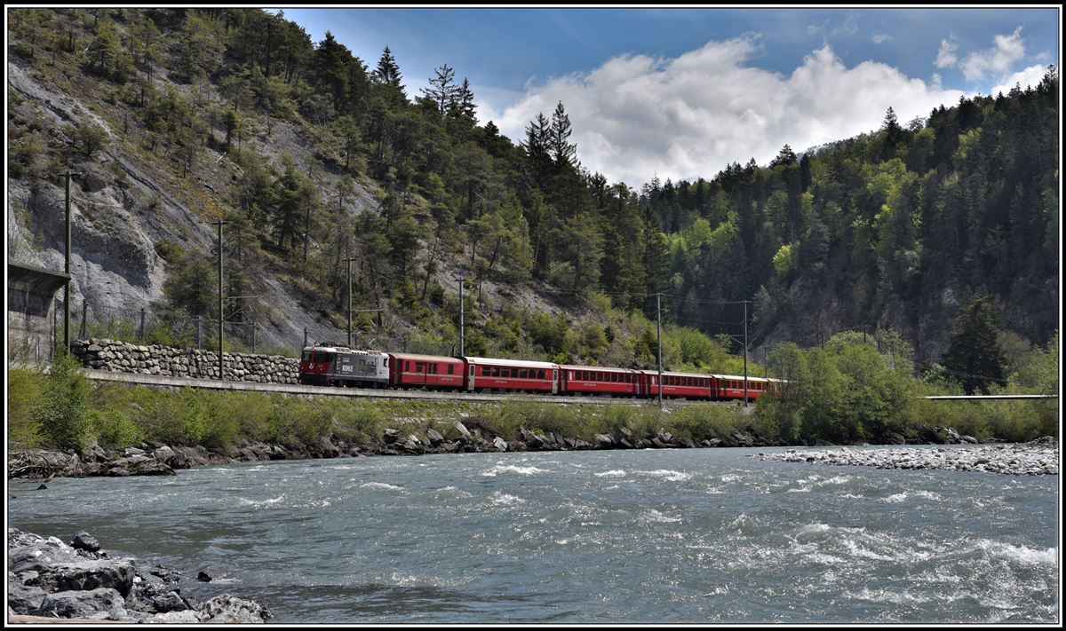 RE1737 mit Ge 4/4 II 616  Filisur  bei Trin. (14.05.2019)