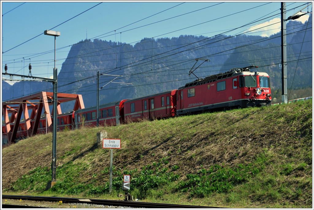 RE1737 mit der Ge 4/4 II 628  s-chanf  bei Untervaz-Trimmis. Im Vordergrund endet die Schmalspur im Holcim Übergabebahnhof zur SBB, (12.04.2016)