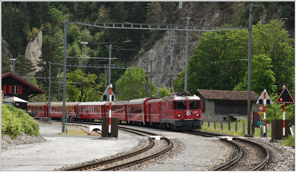 RE1737 mit Ge 4/4 II 632  Zizers  legt einen kuzen Halt in Trin ein. (18.05.2016)