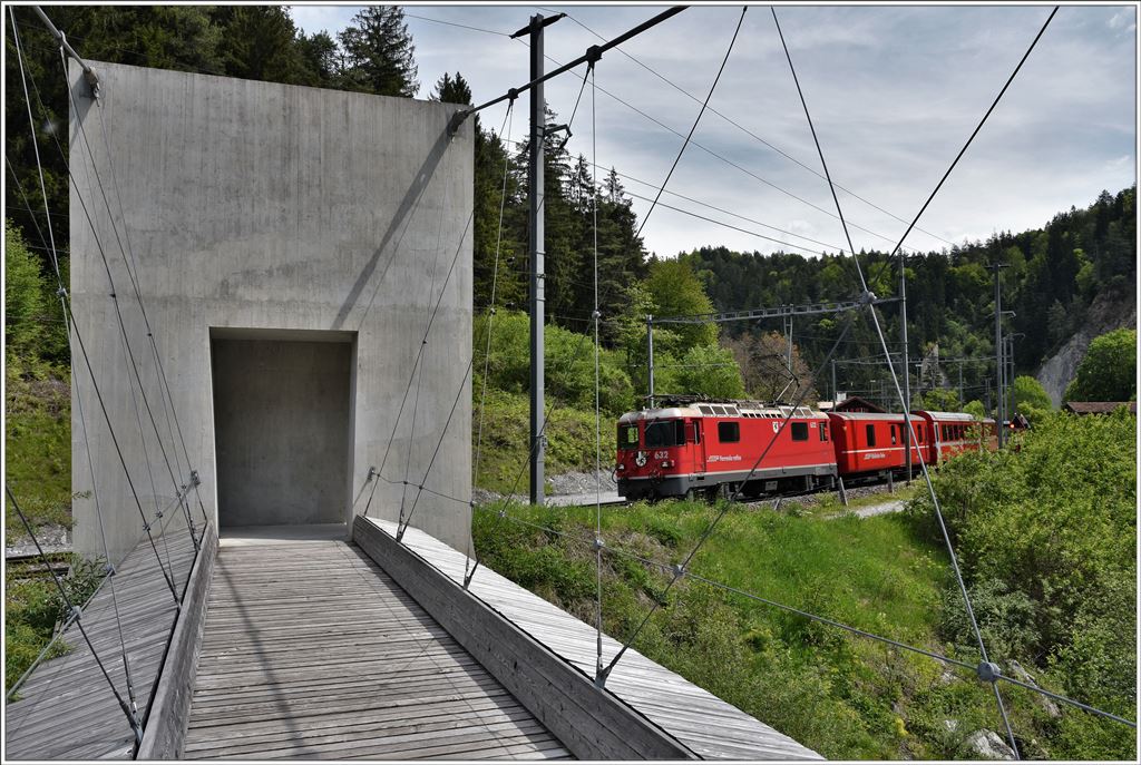 RE1737 mit Ge 4/4 II 632  Zizers  in Trin beim gleisseitigen Abspannbauwerk der neuen Hängebrücke für Fussgänger über den Vorderrhein. (18.05.2016)
