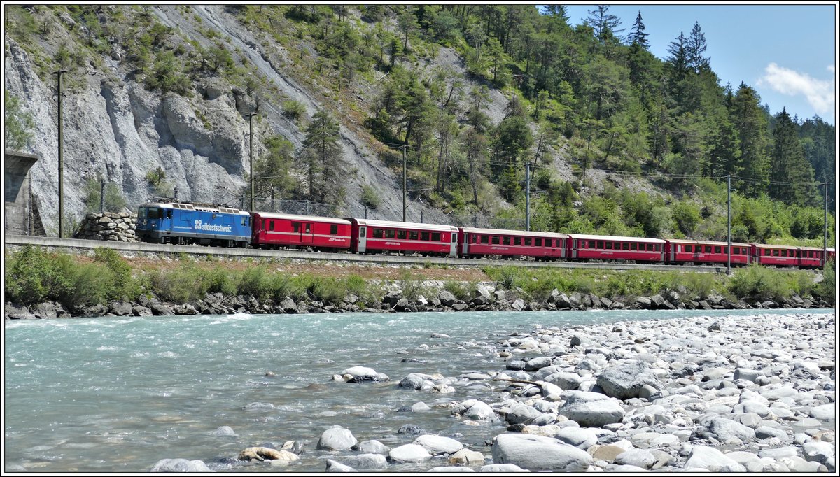 RE1737 nach Disentis mit der Ge 4/4 II 619  Samedan  bei Trin. (30.06.2020)