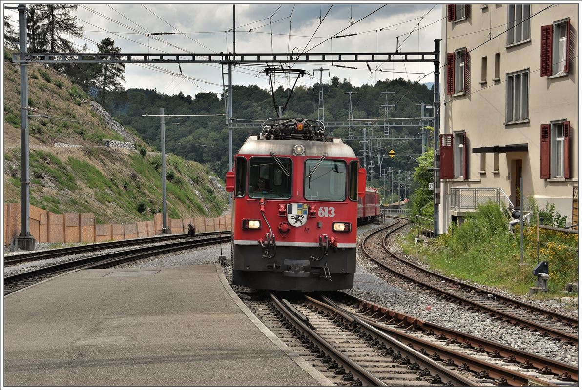 RE1740 aus Disentis mit Ge 4/4 II 613  Domat/Ems  in Reichenau-Tamins. (21.07.2017)