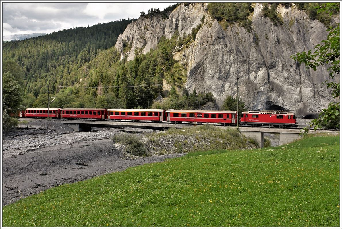 RE1740 mit der Ge 4/4 II 631  Untervaz  auf der Carrerabachbrücke zwischen Valendas-Sagogn und Versam-Safien. (09.08.2017)