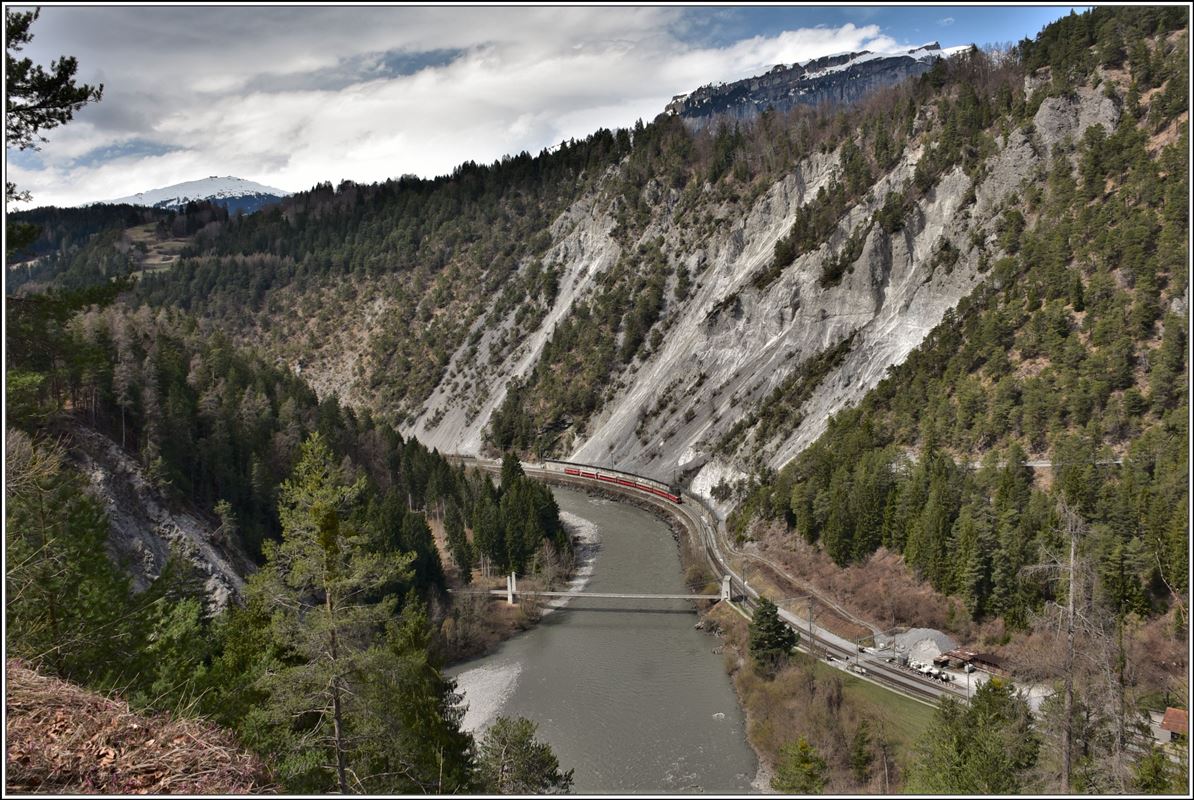 RE1740 mit Ge 4/4 II 612  Thusis  ist auf dem Weg nach Chur und durchfährt bei Trin die beeindruckende Vorderrheinschlucht/Ruinaulta. Die neue Hängebrücke für Fussgänger und Velofahrer bei der Station Trin erlaubt jetzt interessante Rundreisen. (10.04.2018)