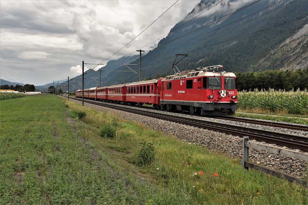 RE1740 mit Ge 4/4 II 632  Zizers  zwischen Felsberg und Chur West. (21.07.2018)