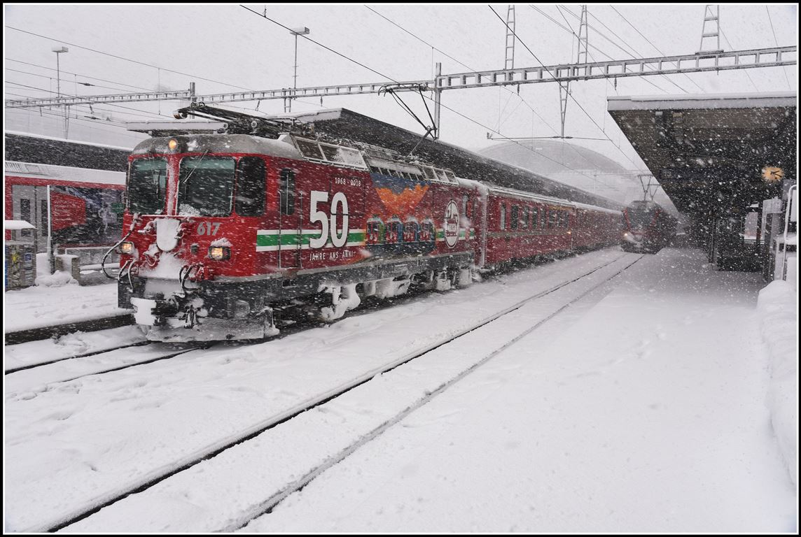 RE1740 mit Ge 4/4 II 617  Ilanz  beim Zwischenhalt in Chur. (09.01.2019)