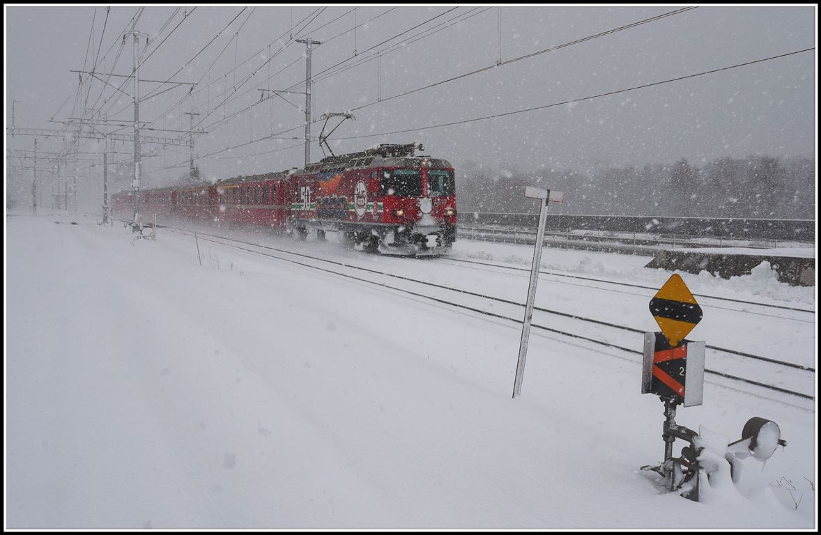 RE1740 mit Ge 4/4 II 617  Ilanz  nach Scuol-Tarasp bei Felsberg. (09.01.2019)