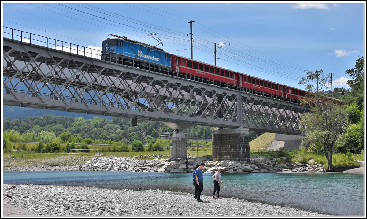 RE1740 mit Ge 4/4 II 619  Samedan  nach Davos Platz auf der Hinterrheinbrücke bei Reichenau-Tamins. (31.05.2020)