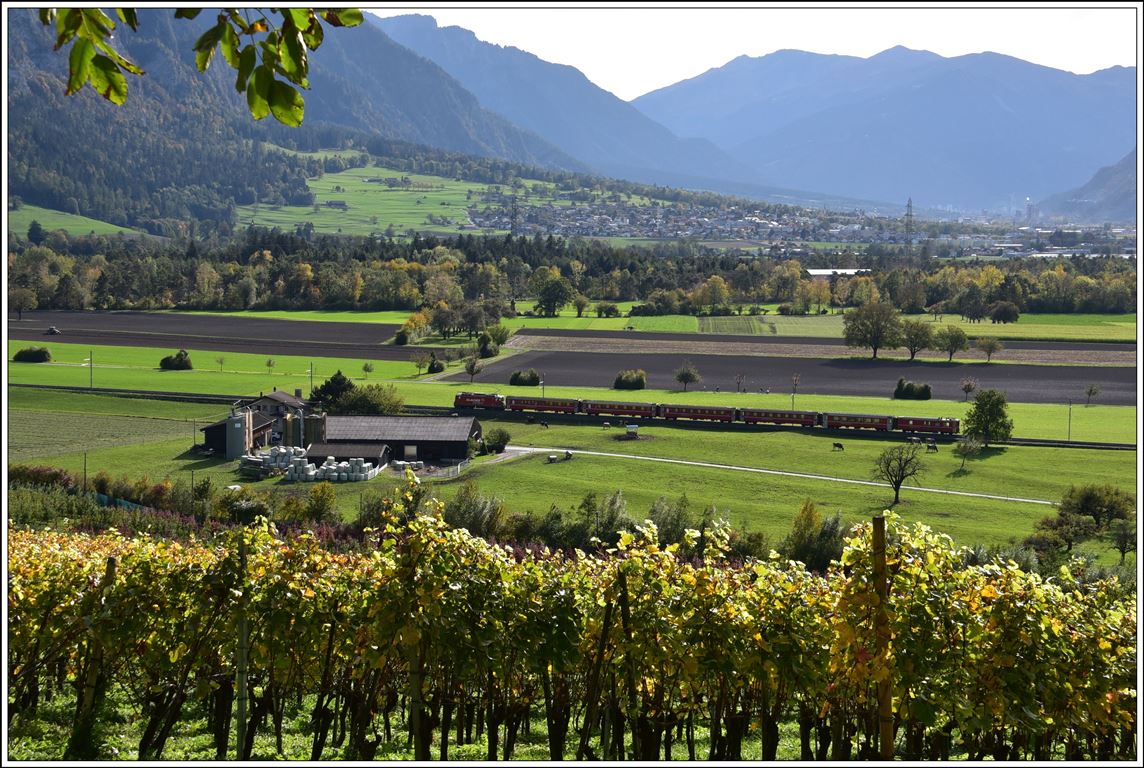 RE1740 nach Scuol-Tarasp mit Ge 4/4 II 629  Tiefencastel  zwischen Malans und der Klus. (23.10.2019)