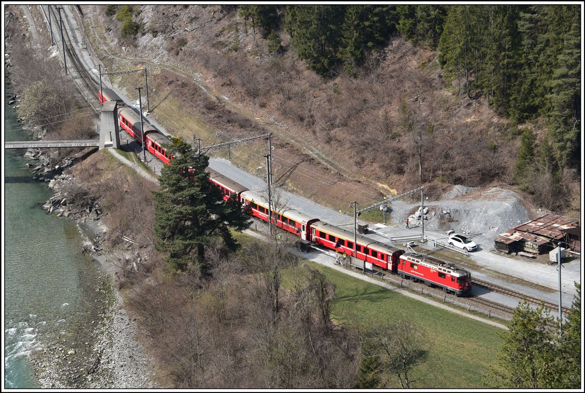 RE1740 nach Scuol-Tarasp mit Ge 4/4 II 625  Küblis  in Trin. (28.03.2020)