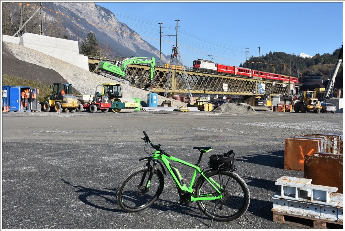 RE1741 mit Ge 4/4 II 624  Celerina/Schlarigna  bach Disentis auf der Hinterrheinbrücke bei Reichenau-Tamins. (16.11.2017)