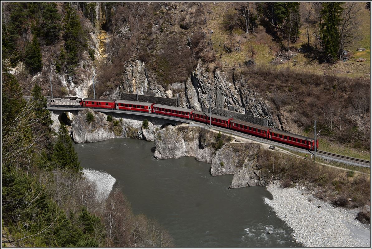 RE1741 mit der Ge 4/4 II 624  Celerina/Schlarigna  bei der Hochwasserkurve unterhalb der Ruine Wackenau bei Trin. (10.04.2018)