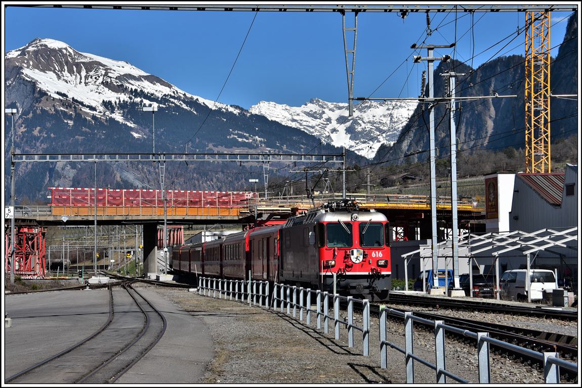 RE1741 mit Ge 4/4 II 616  Filisur  erreicht Untervaz-Trimmis. (18.03.2020)