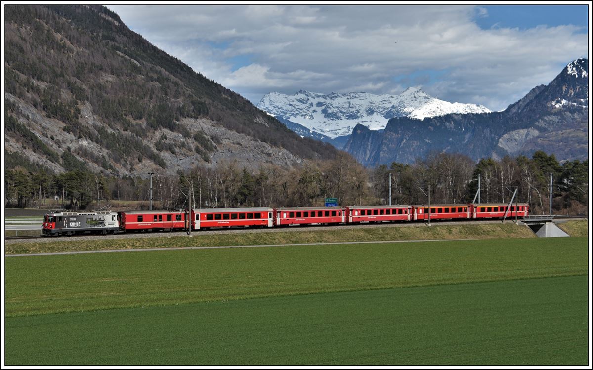 RE1741 nach Disentis mit der Ge 4/4 II 616  Filisur  zwischen Chur West und Felsberg mit der Schesaplana 2964m im Hintergrund. (12.03.2020)