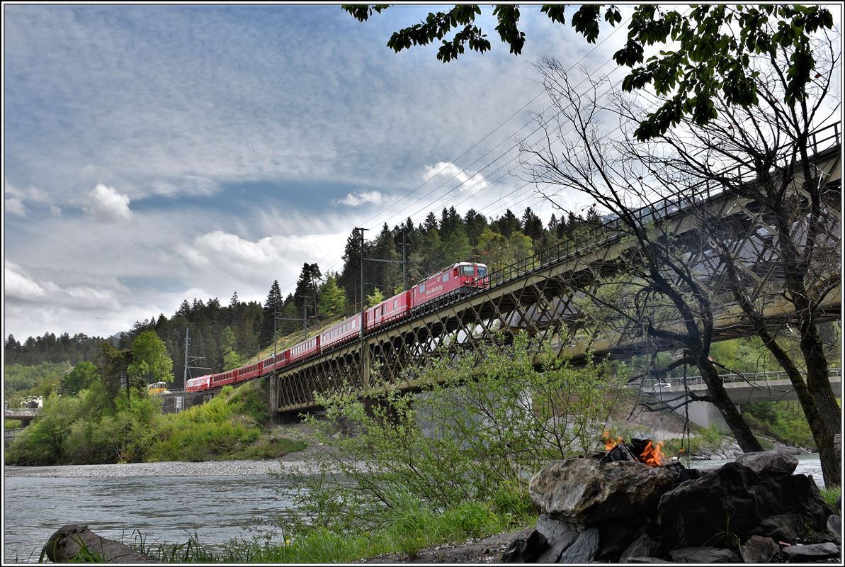 RE1741 nach Disentis/Mustér mit Ge 4/4 II 630  Trun  auf der alten Hinterrheinbrücke bei Reichenau-Tamins. (29.04.2018)