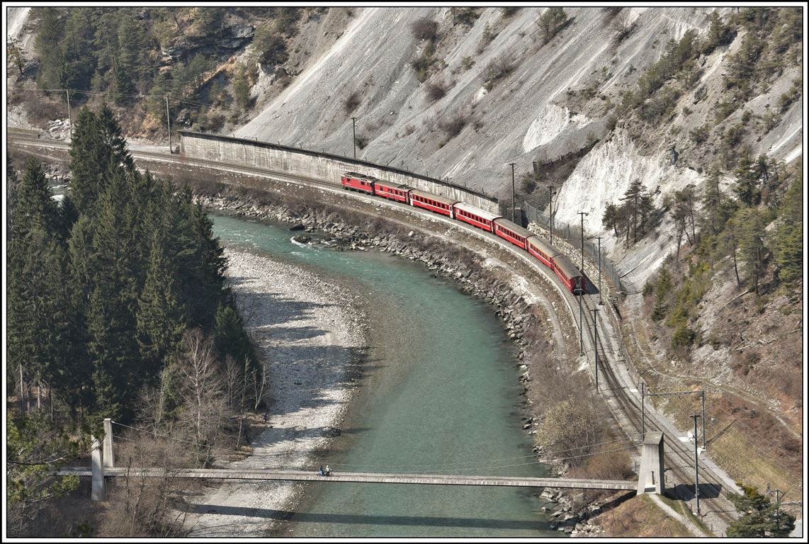 RE1741 nach Disentis/Mustér mit Ge 4/4 II 614  Schiers  oberhalb der Station Trin am Vorderrhein. (28.03.2020)